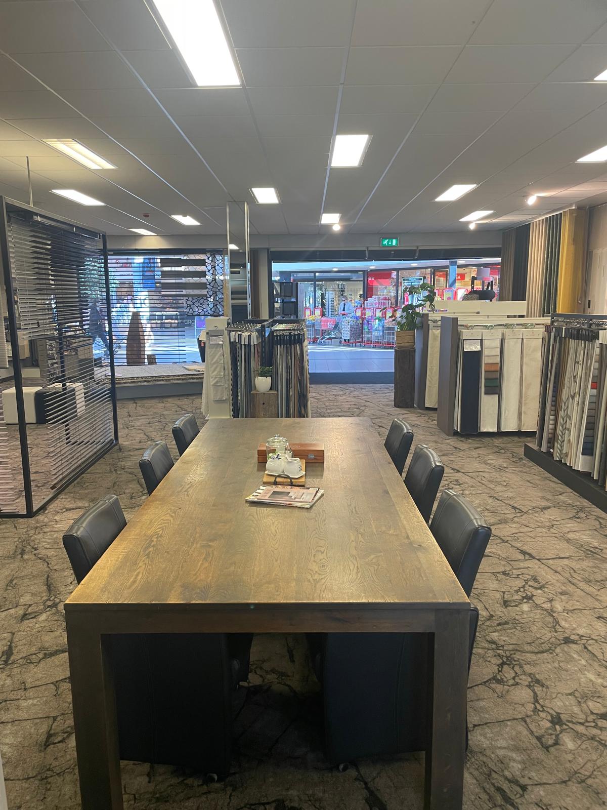 Adviestafel met stofstalen in showroom