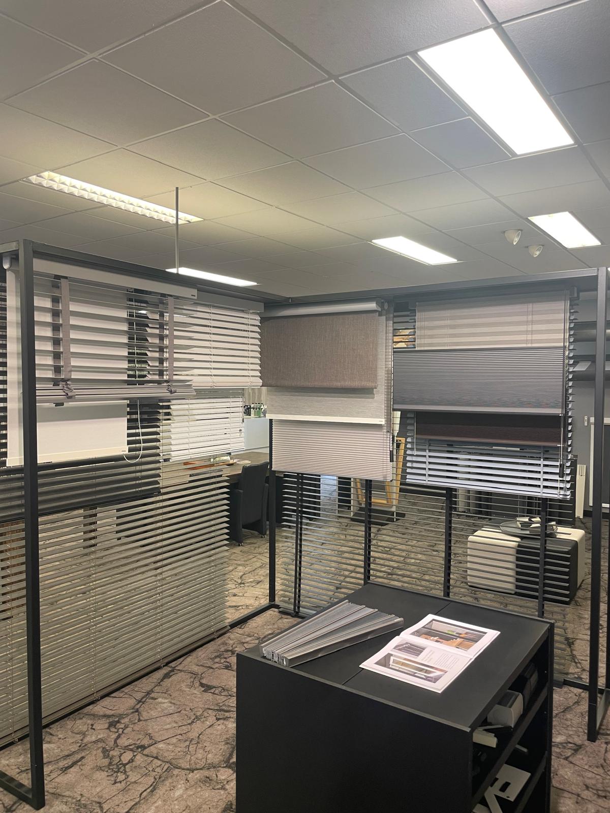 Binnenzonwering display met jaloezieën